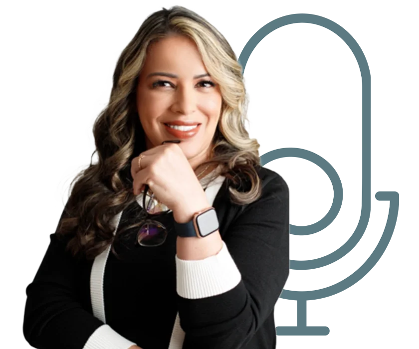Raquel Andrade, com a mão no queixo, ao lado do microfone do logo do Drop di Propósito